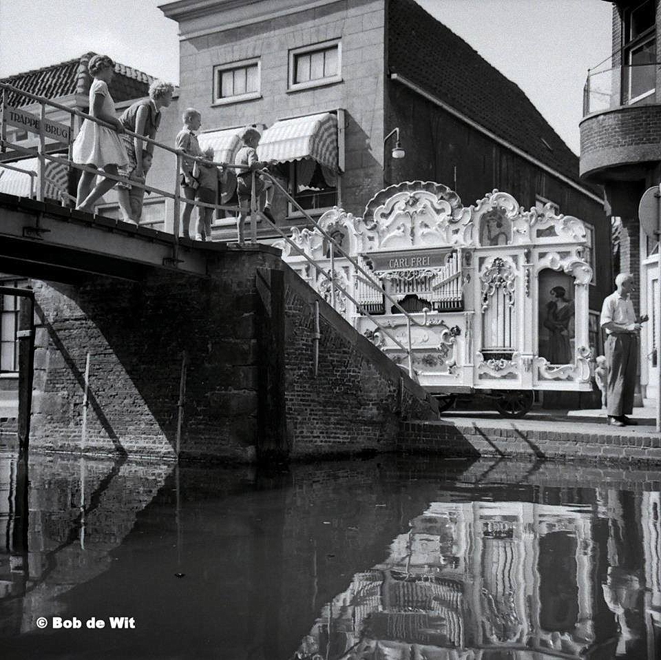 ca. 1950 - Gebr. Tom bij de Trappenbrug aan de Turfmarkt - foto Bob de Wit Sr.
